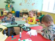 Аппликация "Украшение платочка". 2я младшая группа