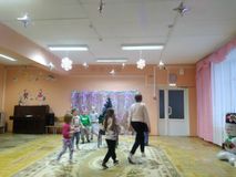  "Скоро, скоро новый год. Дружно водим хоровод"