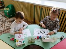 Рисование: "Разноцветные обручи".