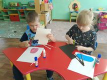 Аппликация "Ваза с ветками"