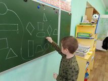 Задание "Найди одинаковые геометрические фигуры".
