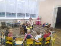 Музыкальное занятие на тему "Теремок"