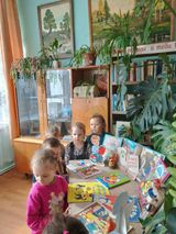 "Знакомство с детскими книгами в библиотеке"