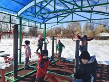 Физминутка на прогулке. Март