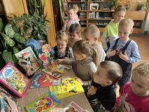 "Знакомство с детскими книгами в библиотеке"