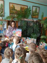 "Знакомство с детскими книгами в библиотеке"