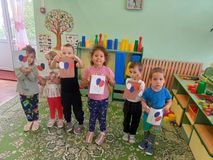 Аппликация к Дню России. Младшая группа