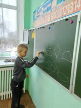 Задание "Найди одинаковые геометрические фигуры".