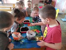 Подготовительная группа сажаем "Цветы памяти"