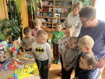 "Знакомство с детскими книгами в библиотеке"