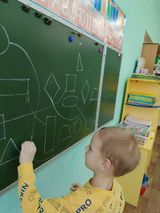 Задание "Найди одинаковые геометрические фигуры".