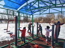 Физминутка на прогулке. Март