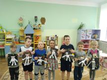 Апрель. Аппликация "Космонавт"