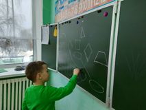 Задание "Найди одинаковые геометрические фигуры".