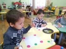 Аппликация "Украшение платочка". 2я младшая группа